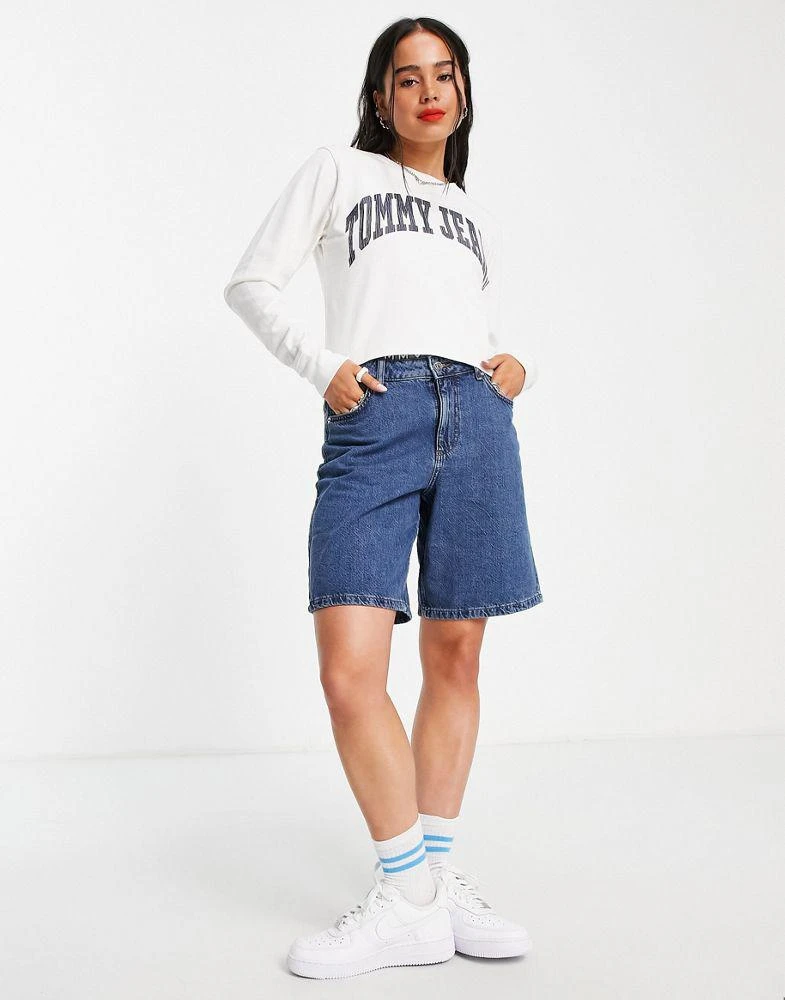 商品Tommy Jeans|Tommy Jeans cotton relaxed cropped collegiate logo long sleeve t-shirt in white - WHITE,价格¥231,第3张图片详细描述