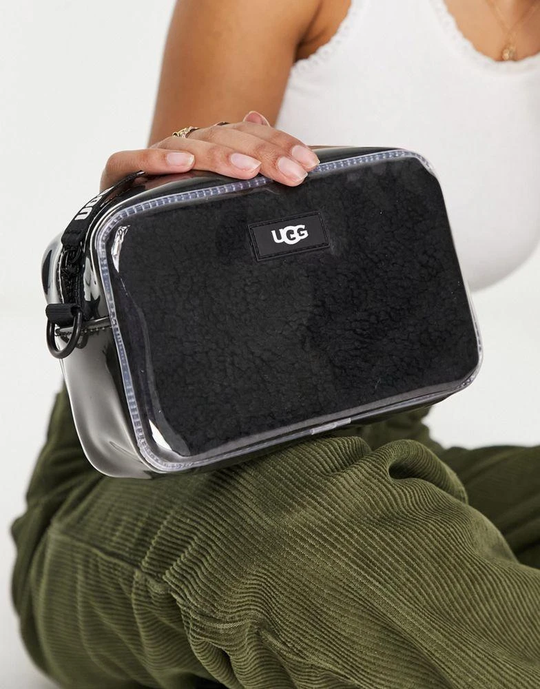 商品UGG|UGG Janey II clear sheepskin cross body bag with multiway strap in black,价格¥828,第2张图片详细描述