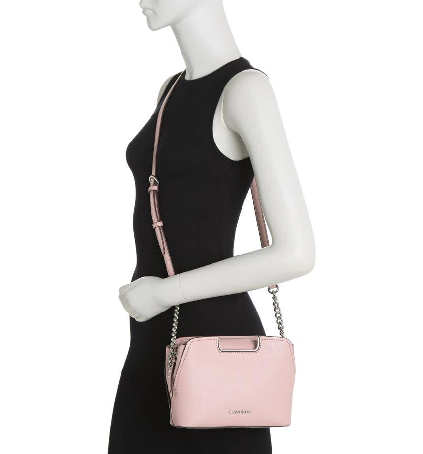 商品Calvin Klein|Finley Crossbody Bag,价格¥446,第2张图片详细描述