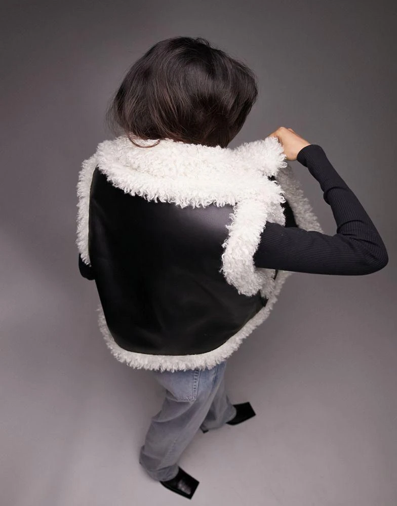 商品Topshop|Topshop sleeveless shearling jacket in black with contrast white fur,价格¥327,第2张图片详细描述