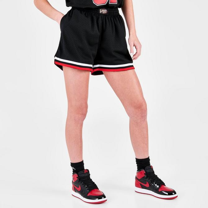 商品Mitchell and Ness|Women's Mitchell & Ness Chicago Bulls NBA 1997-98 Swingman Shorts,价格¥619,第5张图片详细描述