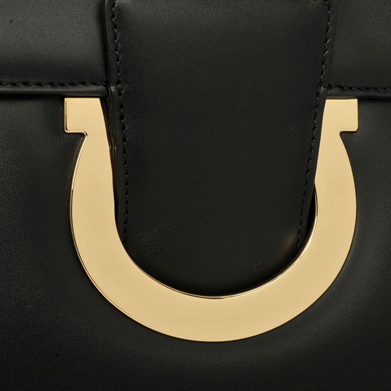 Salvatore Ferragamo 菲拉格慕 女士经典黑色皮革马蹄扣logo单肩手拿包 21-F893CALFNERO商品第4张图片规格展示