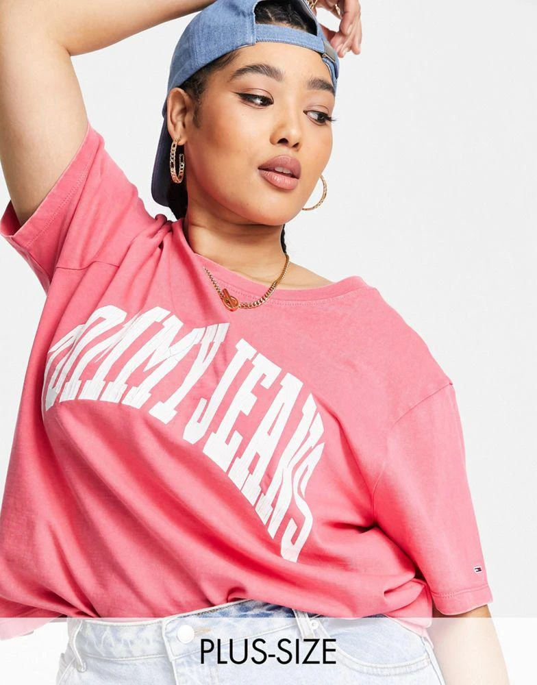 商品Tommy Jeans|Tommy Jeans Plus cotton oversized collegiate logo crop t-shirt in pink - PINK,价格¥205,第1张图片