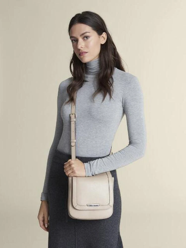 商品DKNY|Medium Flap Sutton Leather Saddle Crossbody,价格¥1030,第2张图片详细描述