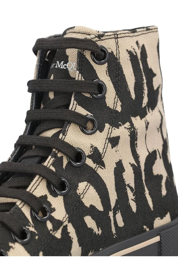 商品Alexander McQueen|Alexander McQueen Graffiti Printed Tread Slick Sneakers,价格¥4104,第3张图片详细描述