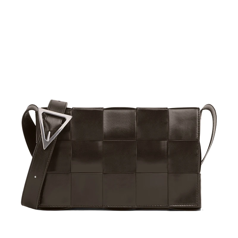 商品Bottega Veneta|【包税】Bottega Veneta/葆蝶家 21春夏新款CASSETTE系列 男士深巧克力色小牛皮Intreccio双面编织银色饰面单肩斜挎豆腐包667298VCQ712145,价格¥19627,第1张图片