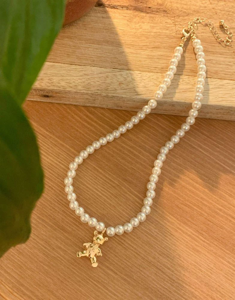 商品ASOS|ASOS DESIGN necklace with pearl and teddy bear charm in gold tone,价格¥44,第4张图片详细描述