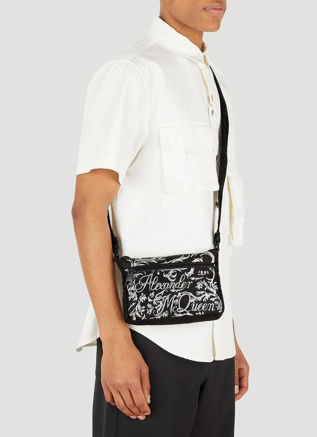 商品Alexander McQueen|Illustrative Logo Crossbody Bag in Black,价格¥1662,第2张图片详细描述