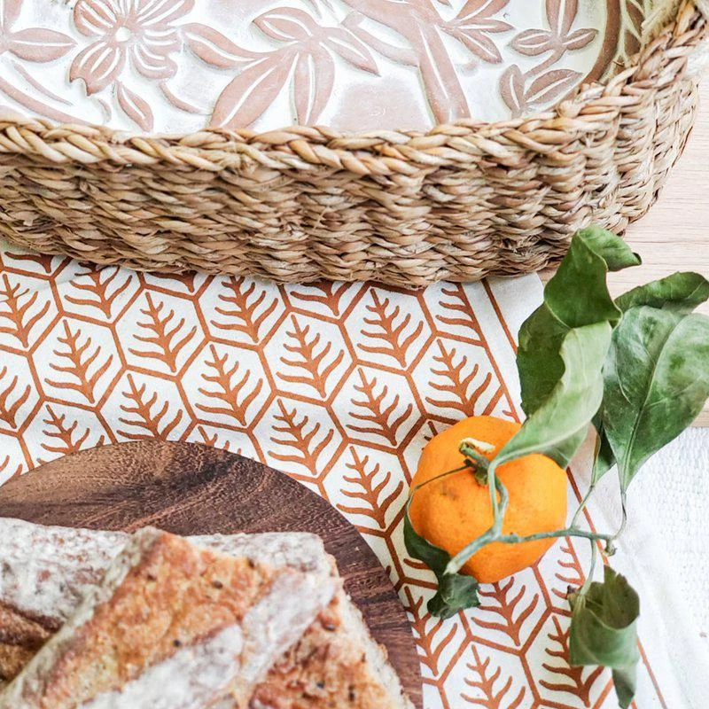 商品KORISSA|Bread Warmer & Basket Gift Set With Tea Towel Lovebird Oval TEA TOWEL OPTION: DARK BROWN,价格¥554,第2张图片详细描述