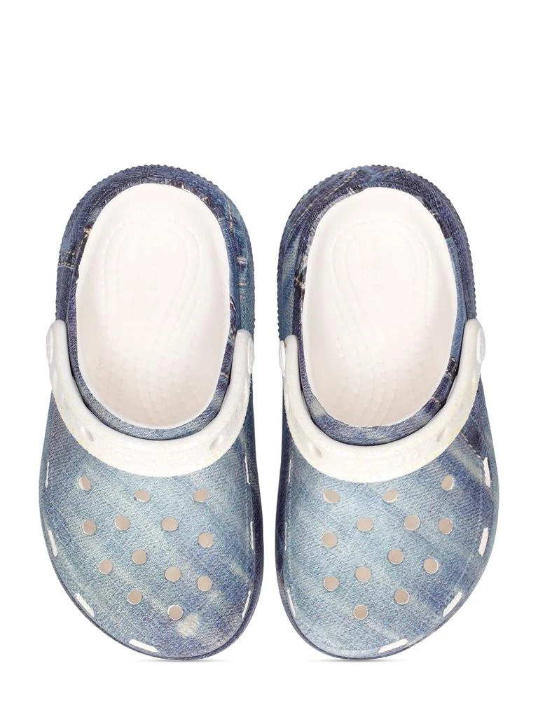 商品Crocs|Denim Print Rubber Crocs W/ Butterfly,价格¥253,第1张图片详细描述