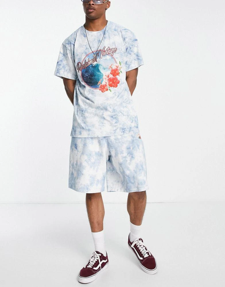 商品Reclaimed Vintage|Reclaimed Vintage inspired tie dye short co-ord with embroidered hibiscus logo in blue,价格¥107,第4张图片详细描述