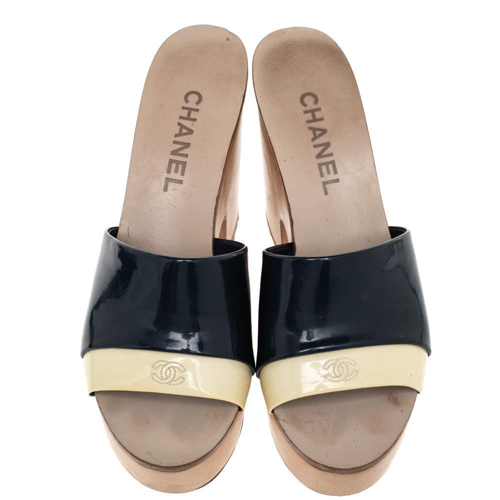 商品[二手商品] Chanel|Chanel Cream/Blue Patent Leather CC Wooden Clogs Sandals Size 37.5,价格¥3017,第5张图片详细描述