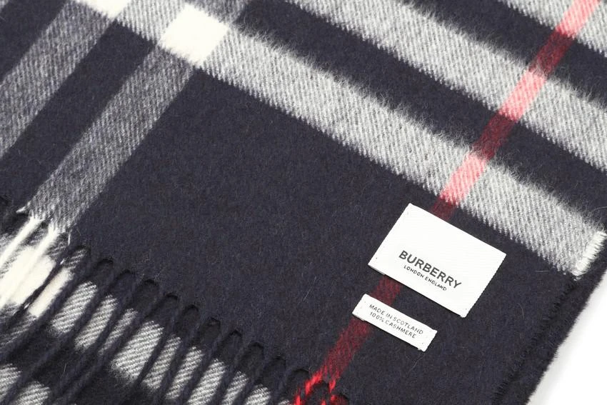 商品Burberry|经典格纹山羊绒围巾,价格¥4431,第5张图片详细描述