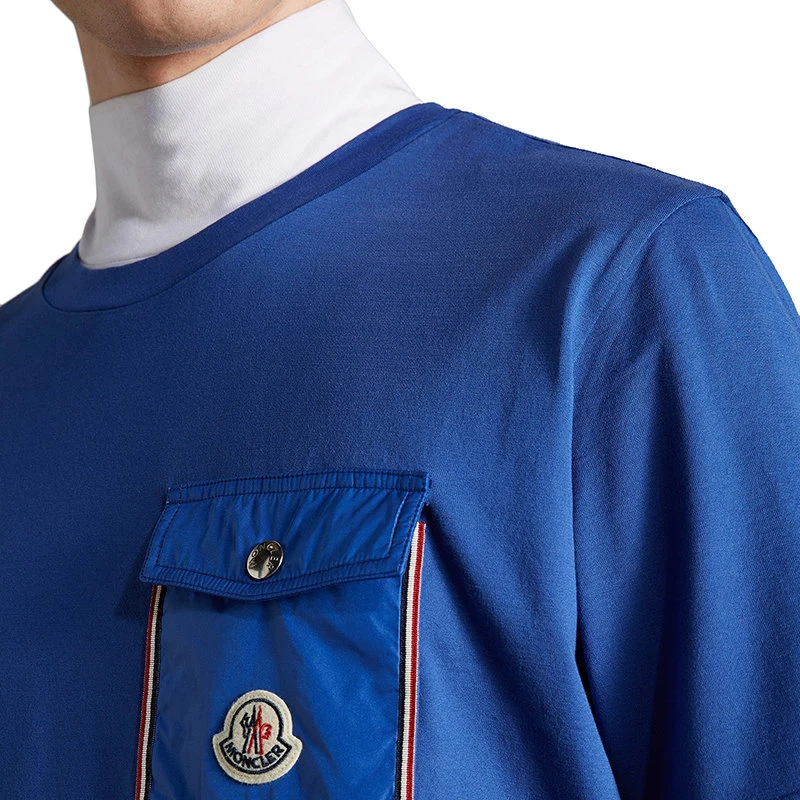 商品Moncler|【预售3-7天】Moncler/蒙克莱 22年秋冬新款 男士墨蓝色纯棉罗缎饰边尼龙口袋短袖T恤H10918C000488390Y771,价格¥2308,第5张图片详细描述