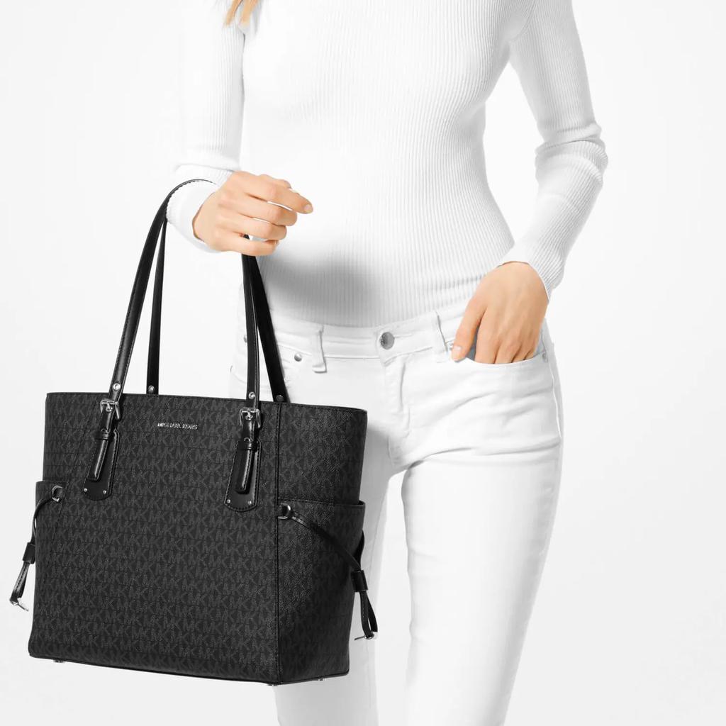 商品Michael Kors|Michael Michael Kors Women's Voyager East West Signature Tote Bag - Black,价格¥2162,第4张图片详细描述