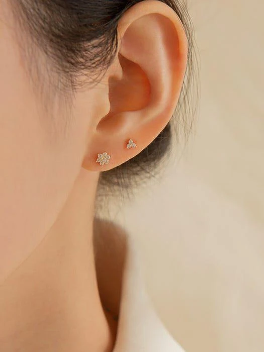 商品LUNNE|14k Gold Mini CZ Blossom Earrings A03,价格¥612,第4张图片详细描述
