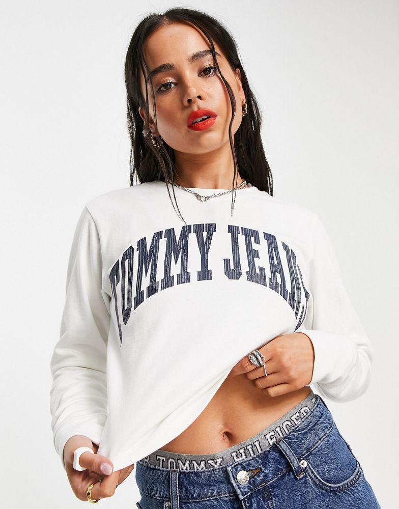 商品Tommy Jeans|Tommy Jeans cotton relaxed cropped collegiate logo long sleeve t-shirt in white - WHITE,价格¥275,第1张图片