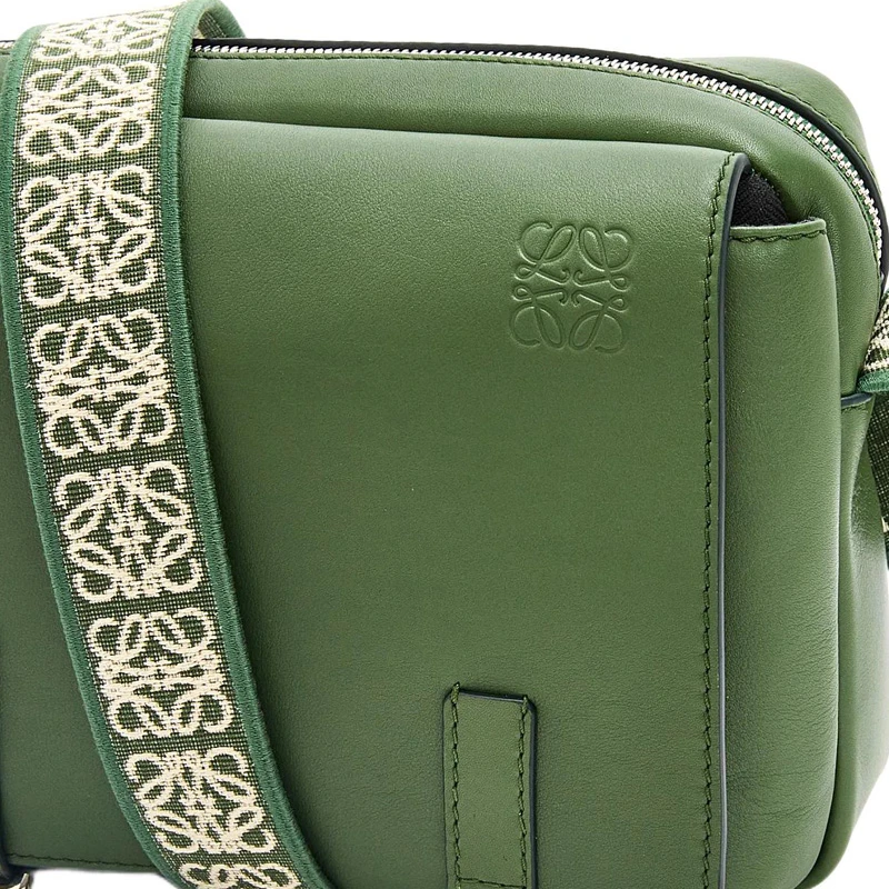 商品[国内直发] Loewe|【23年春夏新款】 罗意威 可调式肩带磁扣开合柔软 牛皮 邮差包单肩斜挎包 超小号 男款 猎人绿,价格¥11773,第6张图片详细描述