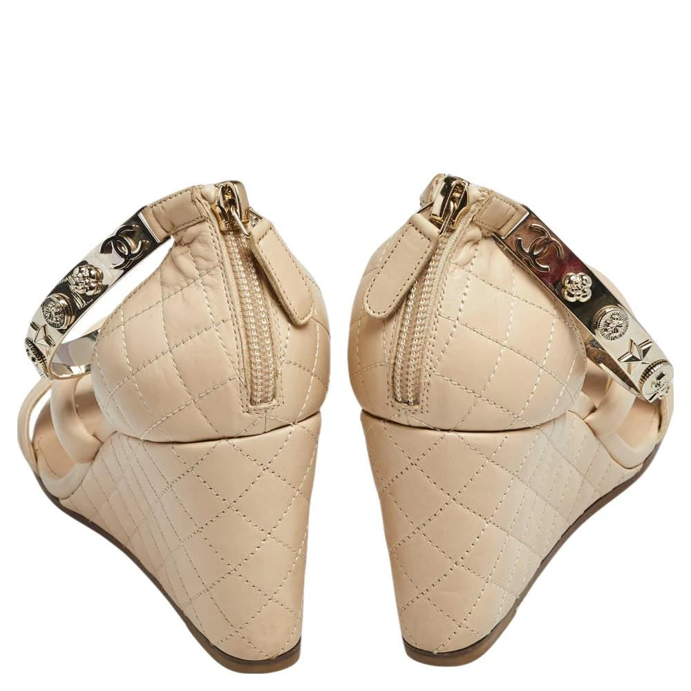 商品[二手商品] Chanel|Chanel Beige Quilted Leather Charm Embellished Ankle Cuff Wedge Sandals Size 37,价格¥3864,第5张图片详细描述