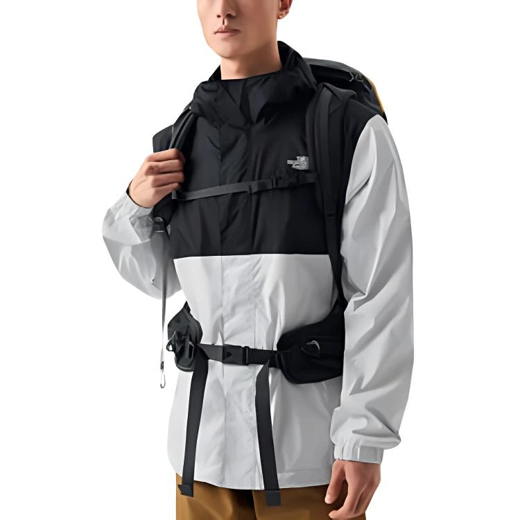 商品[国内直发] The North Face|北面  拼色字母Logo标识连帽软壳  户外远足 防水防风冲锋衣 男款 浅灰色,价格¥789,第4张图片详细描述