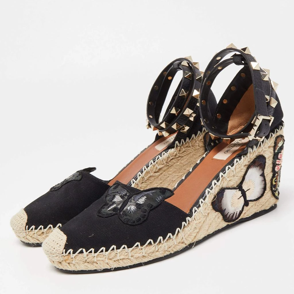 商品[二手商品] Valentino|Valentino Black Canvas Rockstud Butterfly Applique Espadrille Wedge Pumps Size 39,价格¥2206,第2张图片详细描述