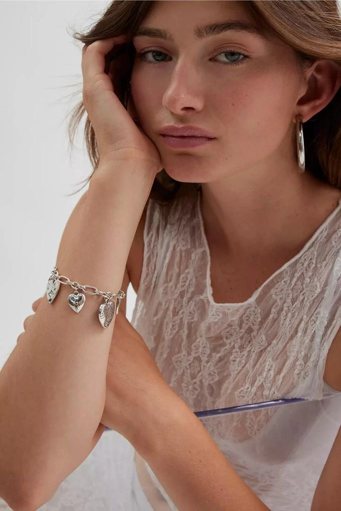 商品Urban Outfitters|Kyla A Lot Of Heart Charm Bracelet,价格¥79,第1张图片详细描述