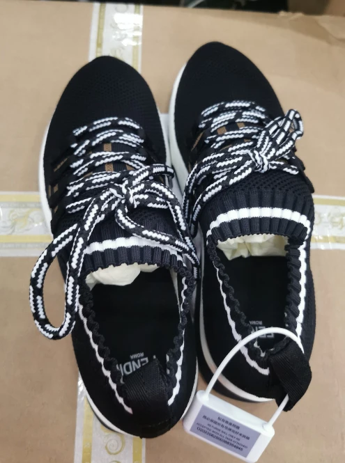 商品Fendi|女士黑色皮革拼接FF印花休闲鞋运动鞋,价格¥3768,第2张图片详细描述