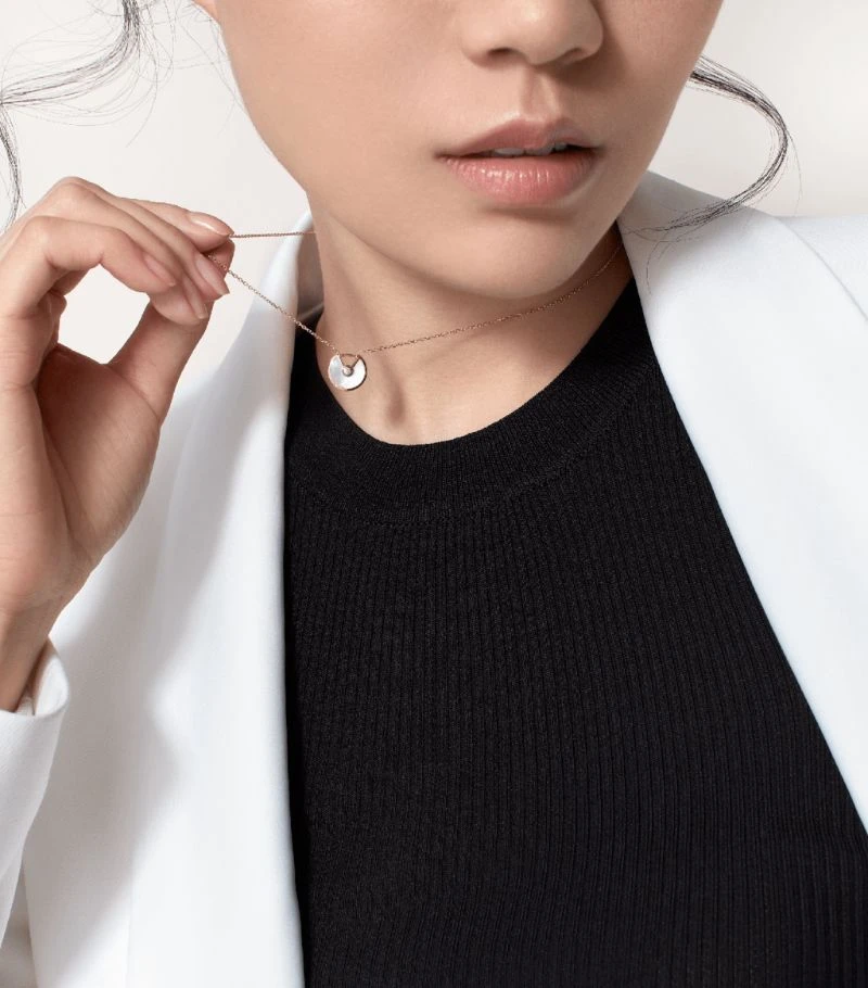 商品Cartier|Extra Small Yellow Gold and Mother-of-Pearl Amulette de Cartier Necklace(B3047100),价格¥14570,第4张图片详细描述