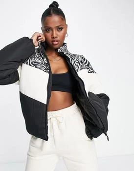 商品Fila|Fila blocked zerba print puffer jacket in black ,价格¥523,第3张图片详细描述