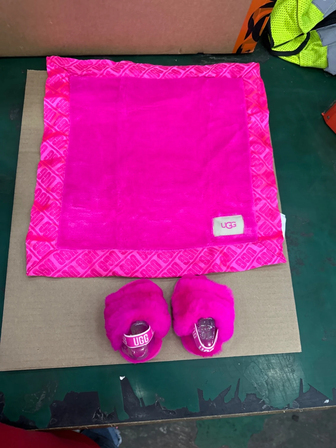 商品UGG|UGG婴儿鞋和毛毯套装,价格¥648,第1张图片