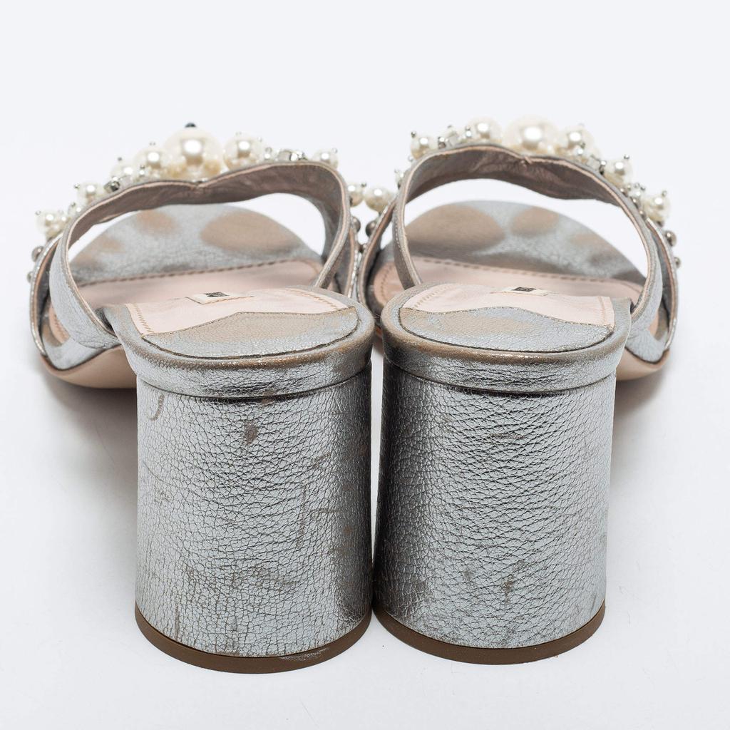 Miu Miu Silver Leather Crystal And Pearl Embellished Slide Sandals Size 40商品第5张图片规格展示