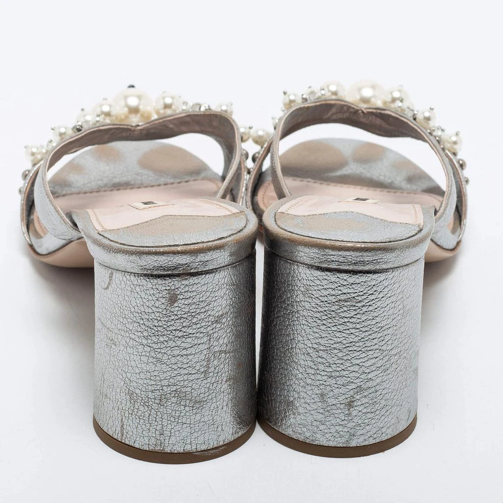 商品[二手商品] Miu Miu|Miu Miu Silver Leather Crystal And Pearl Embellished Slide Sandals Size 40,价格¥887,第5张图片详细描述