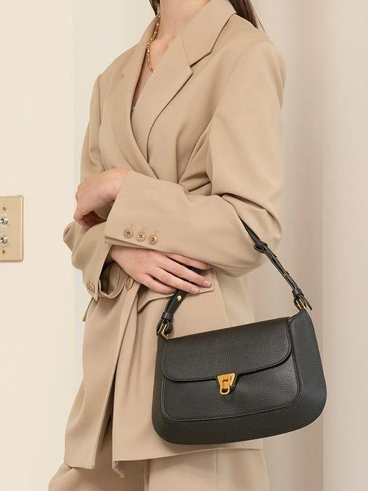 商品Coccinelle|Beat Hobo Bag_Grain Black,价格¥3491,第3张图片详细描述