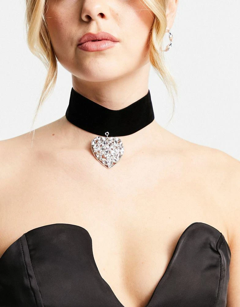商品ASOS|ASOS DESIGN choker necklace with crystal heart charm in black,价格¥73,第1张图片