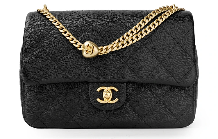 商品[国内直发] Chanel|香奈儿 23P系列 爱心金球金链金扣 颗粒压花牛皮革 方胖子翻盖包单肩斜挎包 大号 女款 黑色,价格¥56788,第1张图片