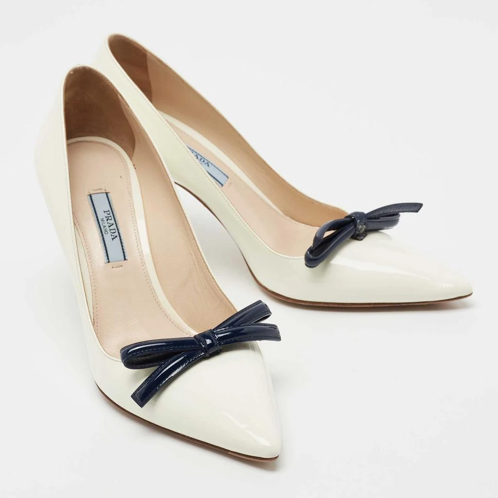 商品[二手商品] Prada|Prada Off-White/Navy Blue Patent Leather Bow Pointed Toe Pumps Size 37,价格¥3058,第4张图片详细描述