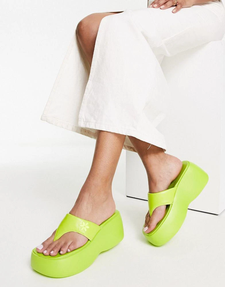 商品Daisy Street|Daisy Street Exclusive chunky sole flip flop sandals in lime,价格¥186,第1张图片