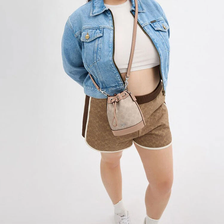 商品[国内直发] Coach|蔻驰 Dempsey 15 品牌徽标抽绳开合 pvc配皮 单肩手提水桶包斜挎包 迷你 女款 浅卡其,价格¥1139,第6张图片详细描述