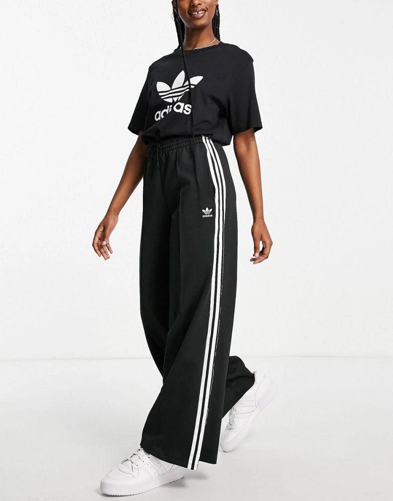 商品Adidas|adidas Originals adicolour three stripe logo relaxed fit track pants in black,价格¥363,第1张图片