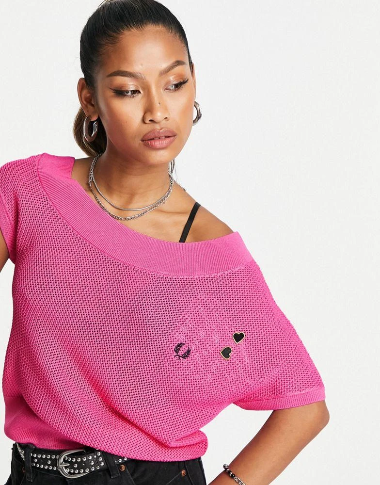 商品Fred Perry|Fred Perry x Amy Winehouse one shoulder knitted top in pink,价格¥823,第4张图片详细描述