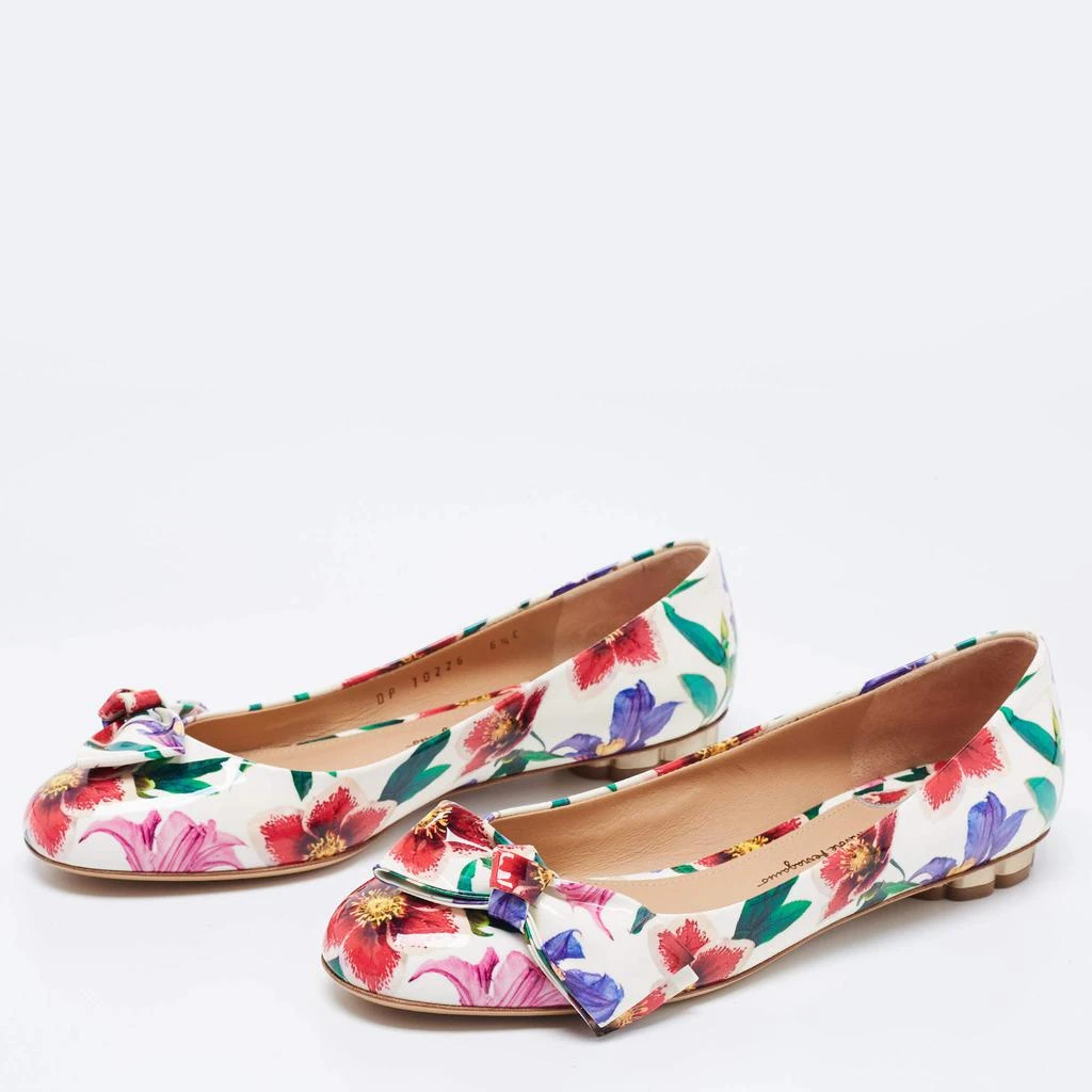 商品Salvatore Ferragamo|Salvatore Ferragamo White Floral Print Patent Leather Avola Bow Ballet Flats Size 37,价格¥2722,第2张图片详细描述
