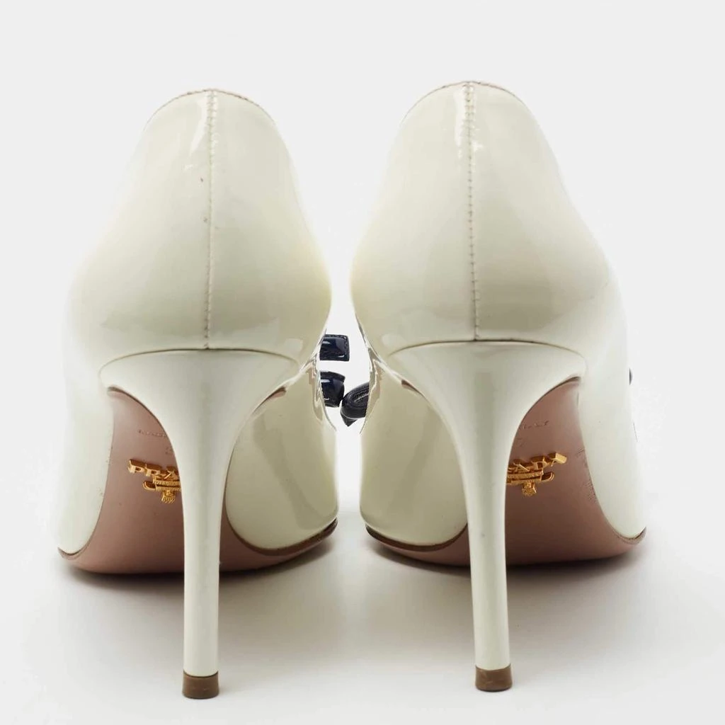 商品[二手商品] Prada|Prada Off-White/Navy Blue Patent Leather Bow Pointed Toe Pumps Size 37,价格¥3058,第5张图片详细描述
