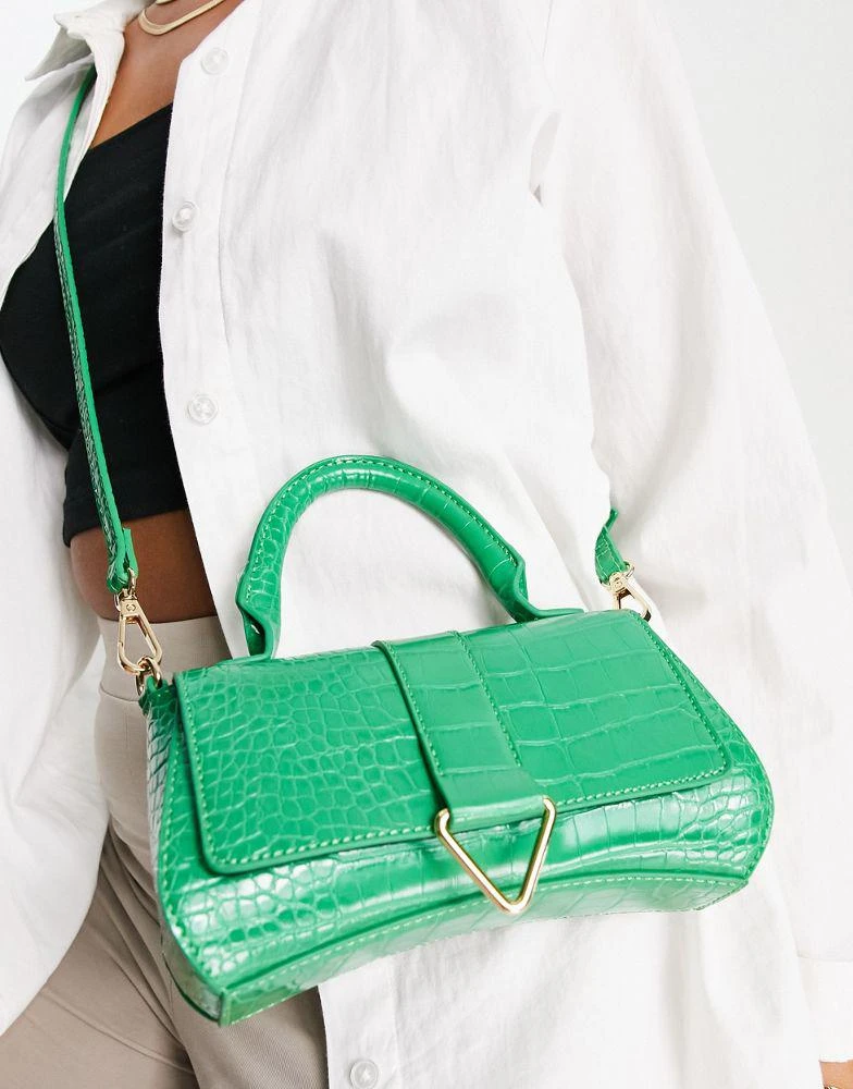 商品ASOS|ASOS DESIGN curved crossbody bag with triangle hardware and detachable strap in green,价格¥84,第1张图片