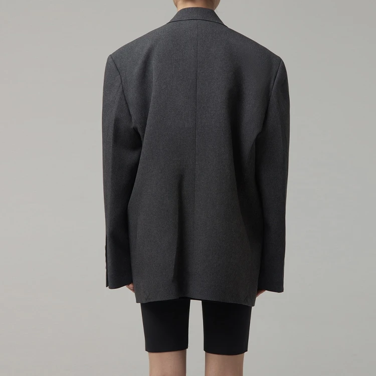 商品[国内直发] We11done|[预售3天]格雷系纯色经典胸章Logo西装外套 男女同款 黑灰色,价格¥2386,第5张图片详细描述