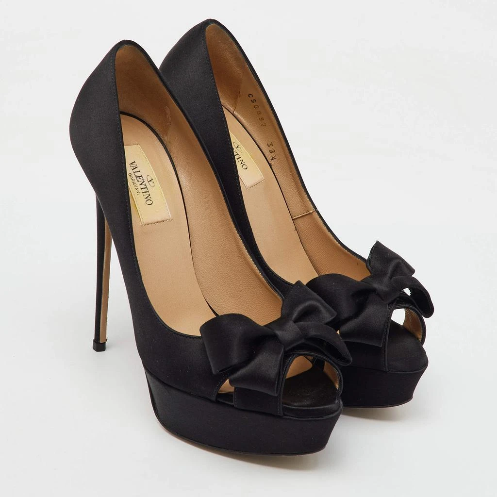 商品[二手商品] Valentino|Valentino Black Satin Couture Bow Peep Toe Platform Pumps Size 38.5,价格¥3581,第4张图片详细描述