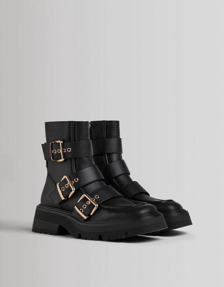 商品Bershka|Bershka chunky boot with square toe and buckle detail in black,价格¥487,第1张图片