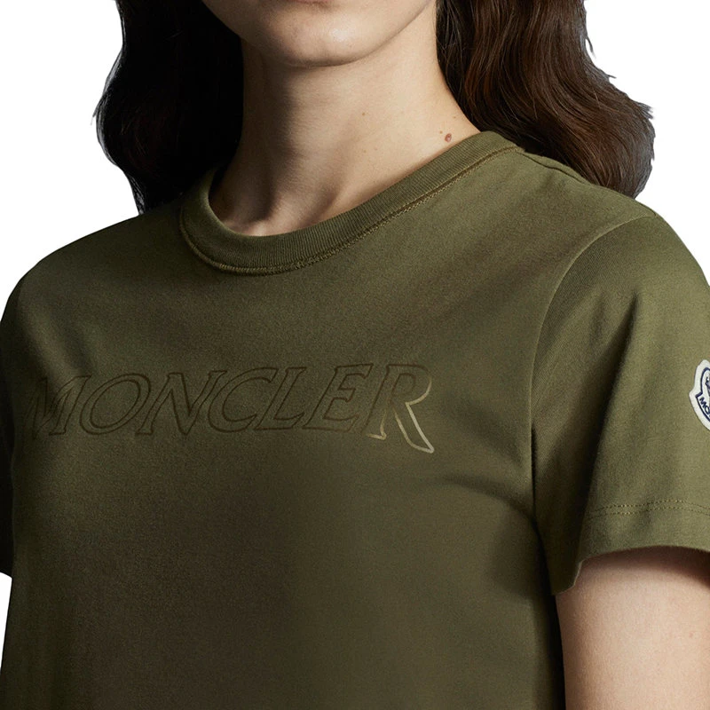 商品Moncler|【预售3-7天】Moncler/蒙克莱 22年秋冬新款 女士绿色纯棉饰刺绣短袖T恤H10938C00013829FB839,价格¥1765,第6张图片详细描述