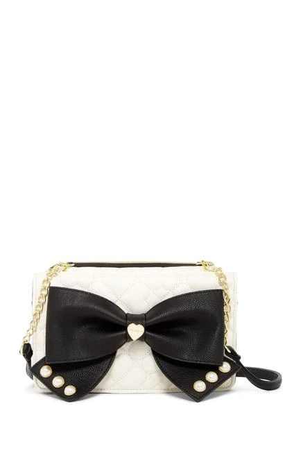 商品Betsey Johnson|Quilted Crossbody Bow Clutch,价格¥225,第1张图片