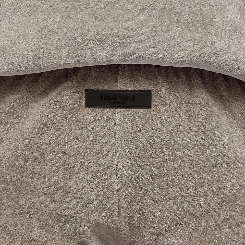 商品Essentials|FEAR OF GOD ESSENTIALS Women's Velour Beach Shorts - Desert Taupe,价格¥243,第5张图片详细描述