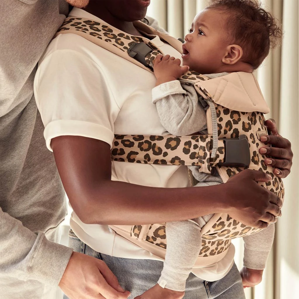 商品BabyBjörn|BABYBJÖRN One Cotton Baby Carrier - Beige Leopard,价格¥1227,第4张图片详细描述
